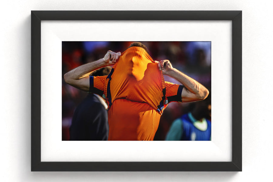 Sportfoto 'Stefan de Vrij verbergt zijn gezicht' ingelijst - afbeelding 1