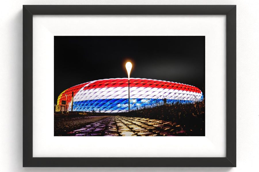 Sportfoto 'Allianz Arena kleurt rood, wit, blauw' ingelijst - afbeelding 1