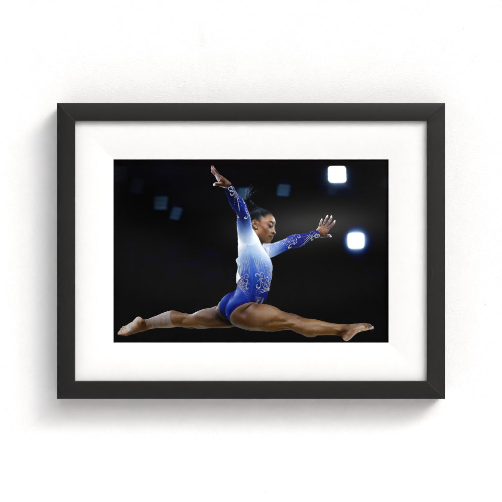 Sportfoto 'Simone Biles springend in de lucht' ingelijst - afbeelding 1