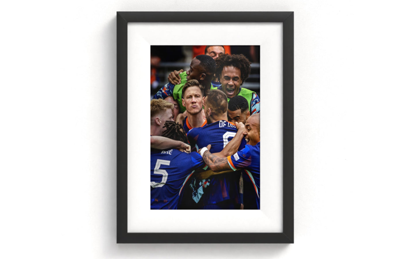Sportfoto 'Oranje-spelers belagen Wout Weghorst' ingelijst - afbeelding 1