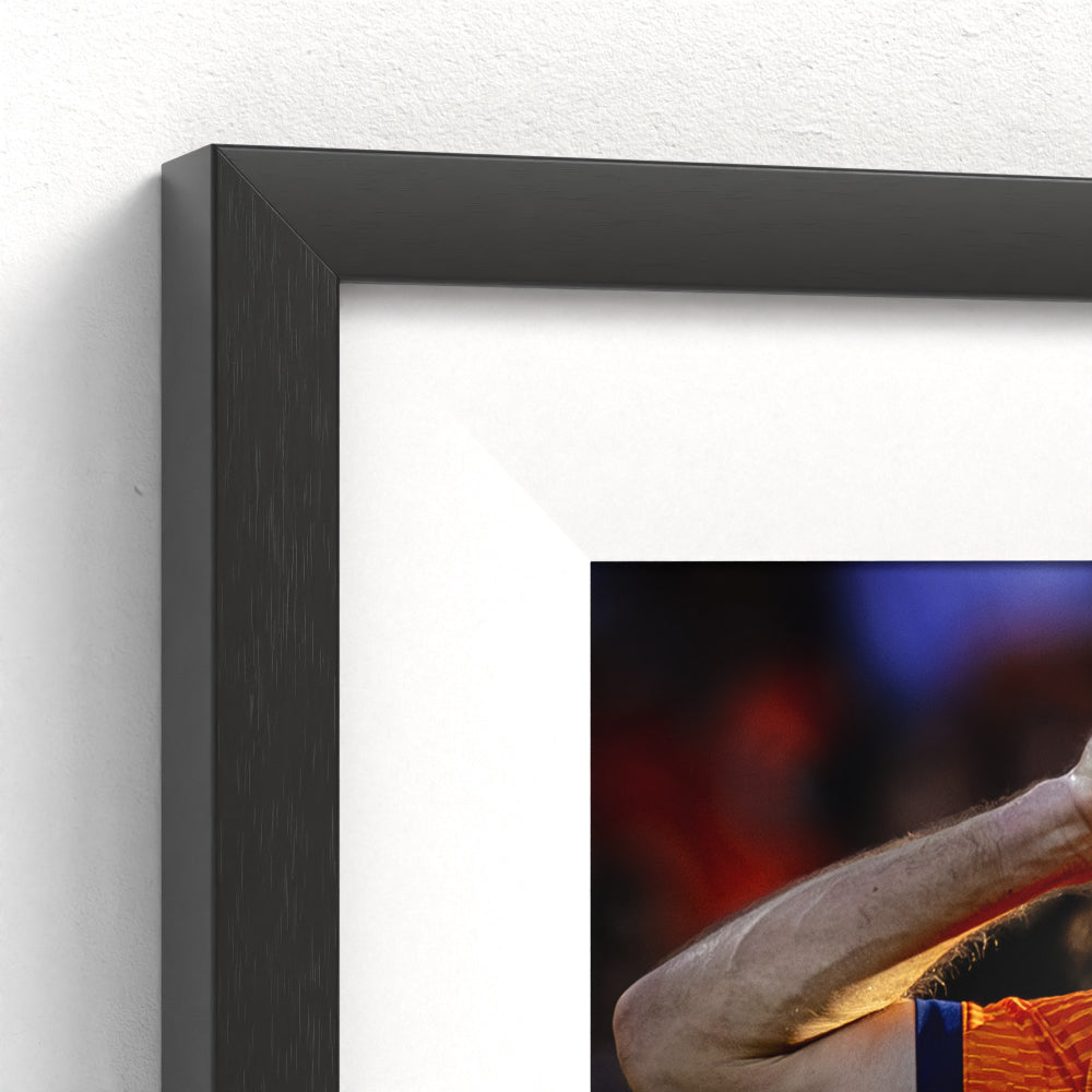 Sportfoto 'Stefan de Vrij verbergt zijn gezicht' ingelijst - afbeelding 3